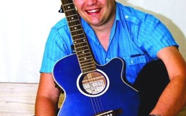 Charl Kruger, â€˜n opkomende kunstenaar van die Kaap, tree op 13de Desember 2014 om 20:00 tot 24:00 by Owlâ€™s Pub, Uilenkraal ten bate van Herberg-aan-See-Tehuis vir Bejaardes op. Kaartjies beloop R50.00 per persoon, met â€˜n kontantkroeg en ligte etes wat te koop aangebied sal word. Charl het â€˜n â€œgrootâ€ hart en is besig met sy eie projek: â€œOns gee omâ€. Navrae kan aan Hester Venter by 082-439-6256 of Herberg-aan-See by 028-384-0501.